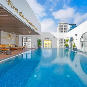 Golden Lotus - Rooftop Bar Sea View **** Дананг